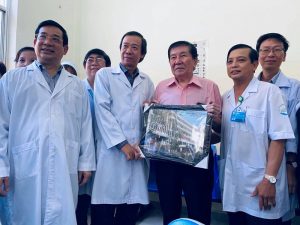 Khỏi bệnh Covid-19, Việt kiều Mỹ cảm ơn bác sĩ Việt Nam đã “mang tôi trở về từ cõi chết”